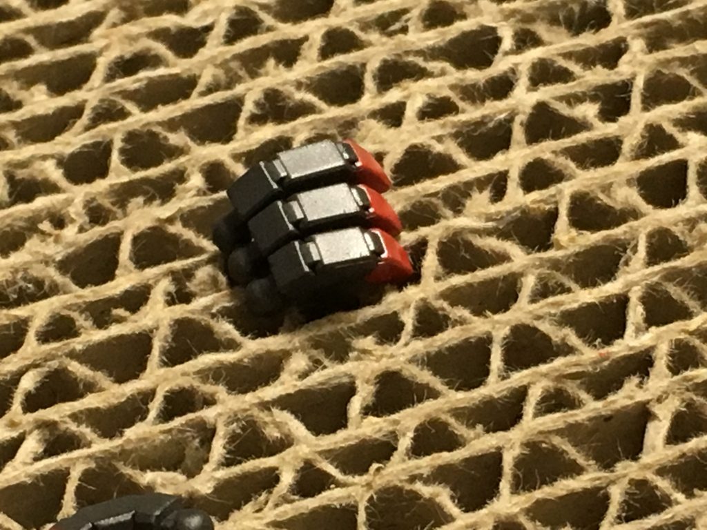 マニキュアは第一関節の形状も考慮して丁寧に塗り分けました。
右手はビームライフルを持つのでそのまま塗りましたが、左手はイラストのポーズが取りたかったので各指をバラしました。