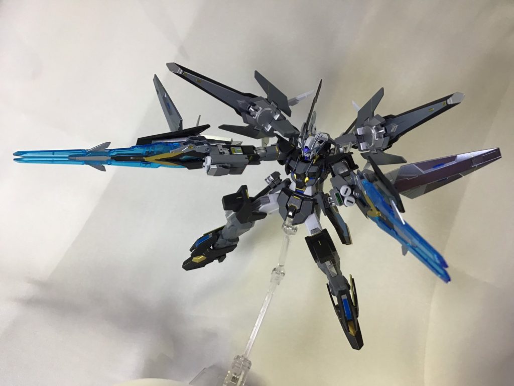 *フルバースト*
GNアクセルソードは素材の関係で左右分用意しました。
側面のシールドは素材のギミックを利用して、高出力時の放熱に使用する設定です。