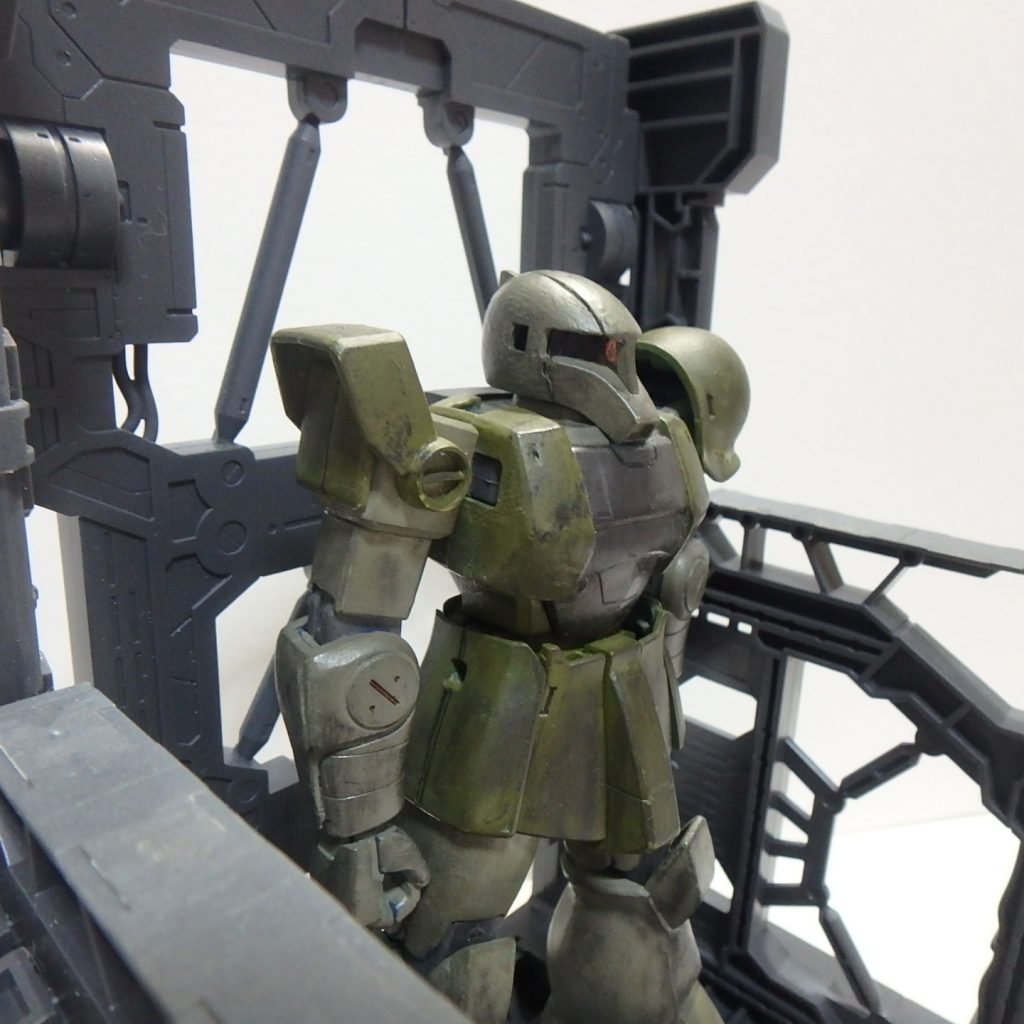 右肩の追加装甲はジムのスネ