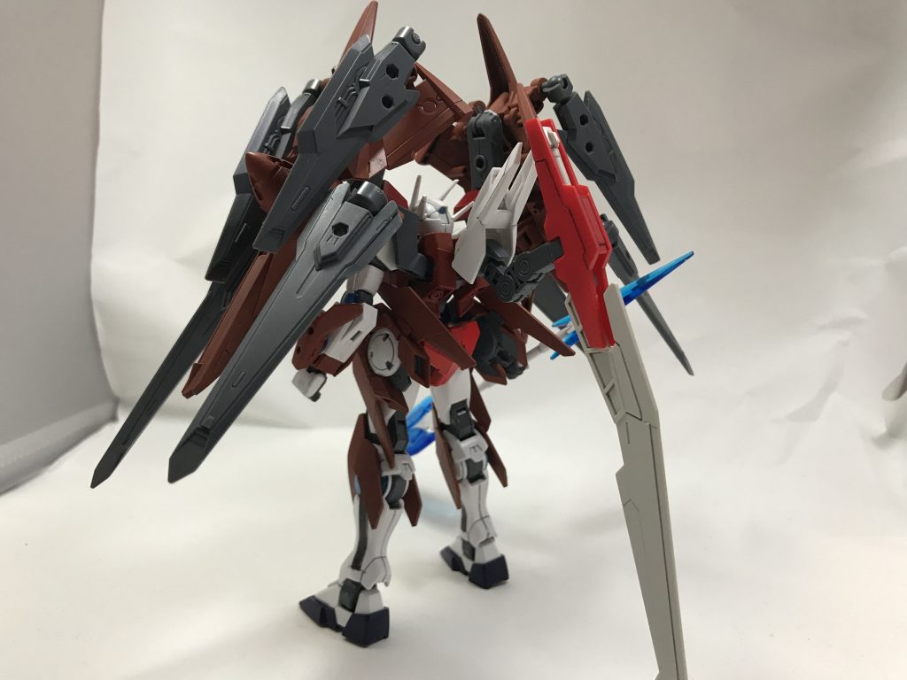 背面から見た状態です。バックパックはトランジェントの肩にライトニングバックウェポンシステムのパーツを取り付けています。