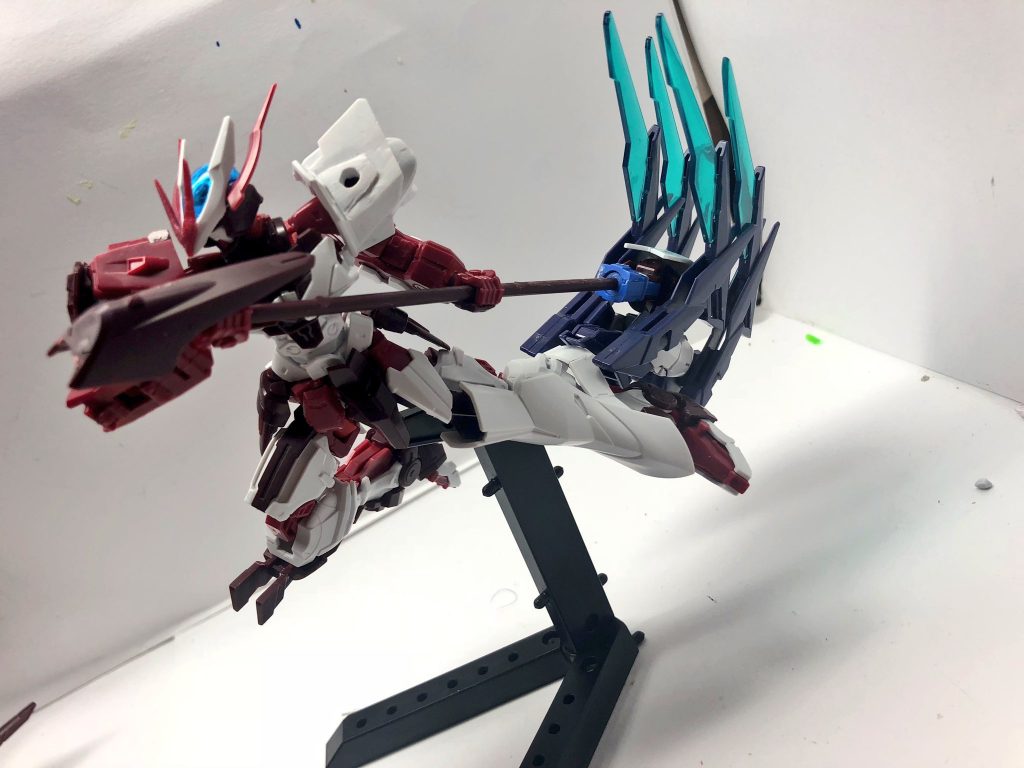 FO-E イーヴィルデスサイズ
フォーリナーユニットが組み替え、ライフルとの合体により巨大な鎌へと変形。いくつもの刃で敵を容赦なく切り裂く