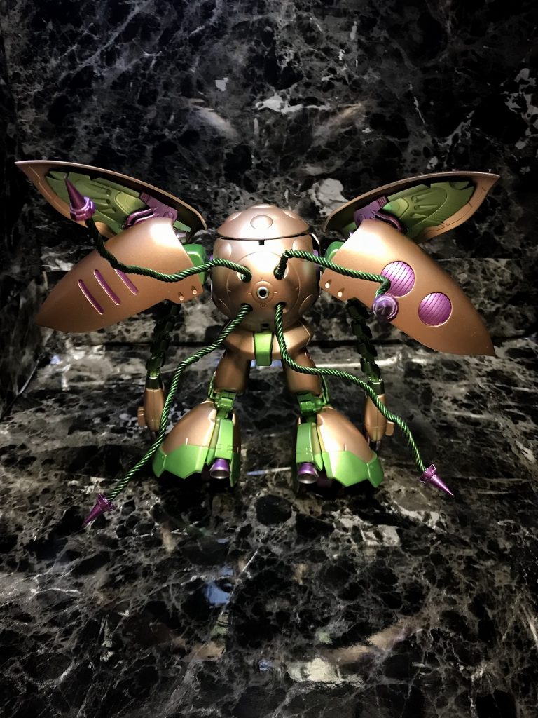 ［バック］


生物らしさを出すために、全体的に出来るだけ流線型にまとめられるようパーツを構成しました。
キュベレイから持ってきたバインダーや腰の各装甲が葉っぱ・グフR35の足が開花寸前の蕾のような感じてたので、コンセプト的にも上手くマッチしたのではないかと思います。