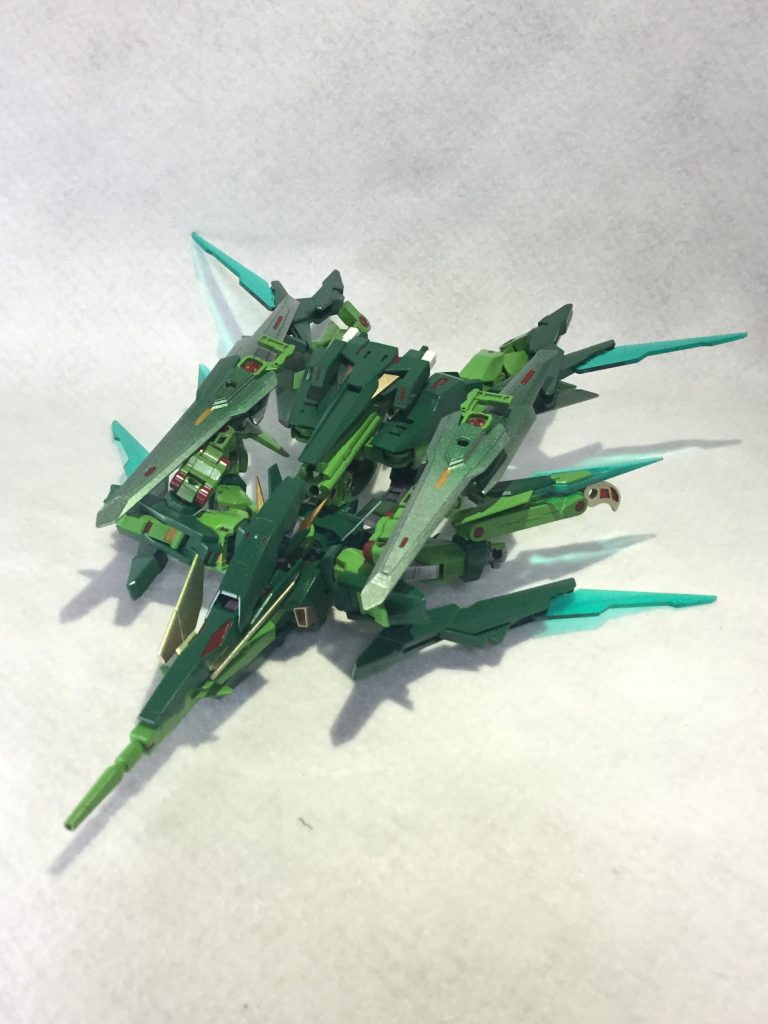 ## 〜フェニックス形態〜
ーーーーーーーーーーーーーーーーーーーーーーーーーーーーーーーーーーーー
*ベース機同様、高速戦闘に特化した形態。テールブースターやWファンネルにより、より高速航行が可能となった。マニピュレーターは使えないが、機首のドッズライフルやWファンネルなどで砲撃の他、翼で斬撃も可能であり、戦闘能力はMS形態にも劣らない。*
ーーーーーーーーーーーーーーーーーーーーーーーーーーーーーーーーーーーー