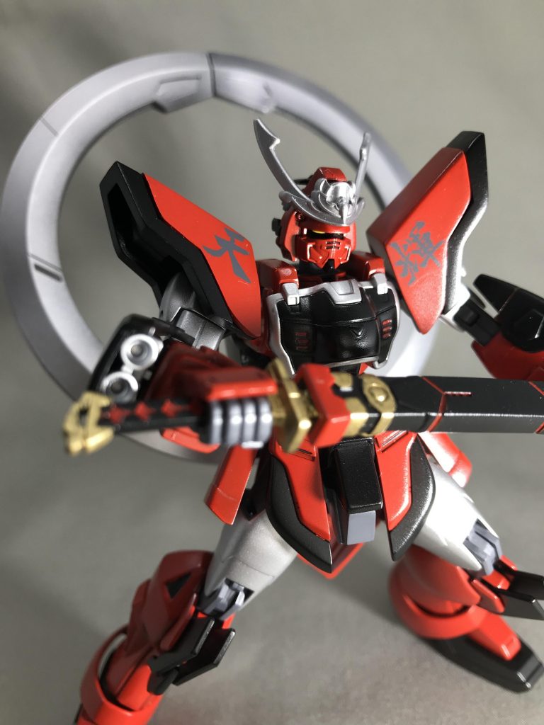 抜刀モーション。刀の赤、金色の部分はエナメル筆塗りです。