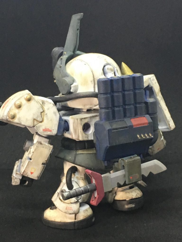 背面はこの様になっております。
SGシャア専用ザクの左腕変形機構はしっかりと残っていますが装着できるhgキットが手元になかったのと結構ギチギチでタイトな作りだったため破損を恐れ変形後の姿は写真に収めませんでした💦