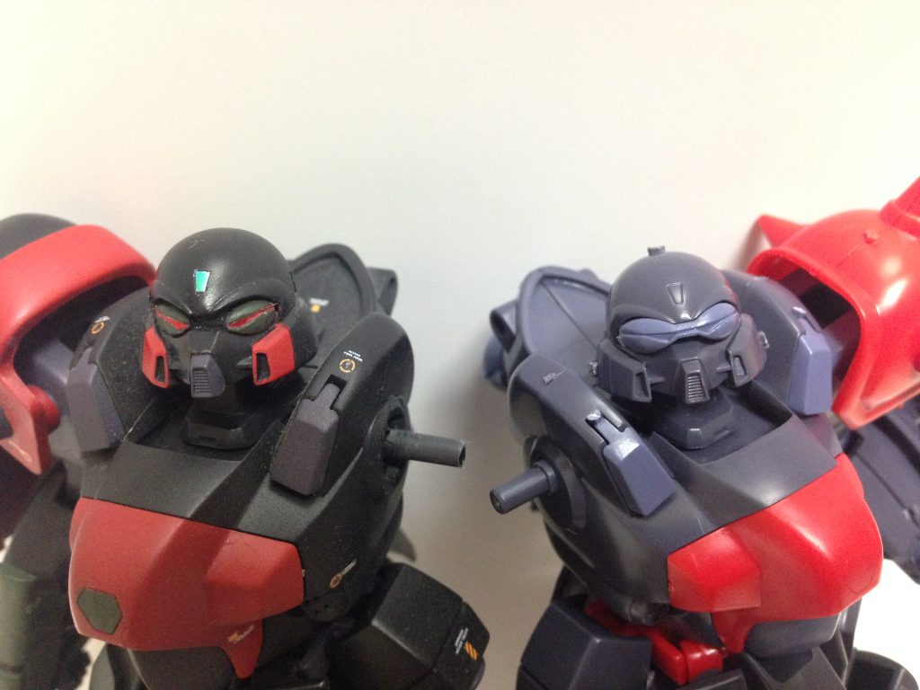 胴体~頭部
頭部は敢えてゾリディアのモノセンサーではなくカッコいいデュアルアンサーに加工しました。この際に削り込んで目の小型化と目つきの悪さを追求しています。
中央のセンサーはホログラムシールで再現。
首は1mm延長と頸の穴埋め。
肩関節をボールジョイント化。
脇腹バルカンは開口、腹部コクピットハッチはパテで鋭角にしています。
腰部リアアーマー裏は何もないのが目立つのでフレーム状のディテールを追加しました。