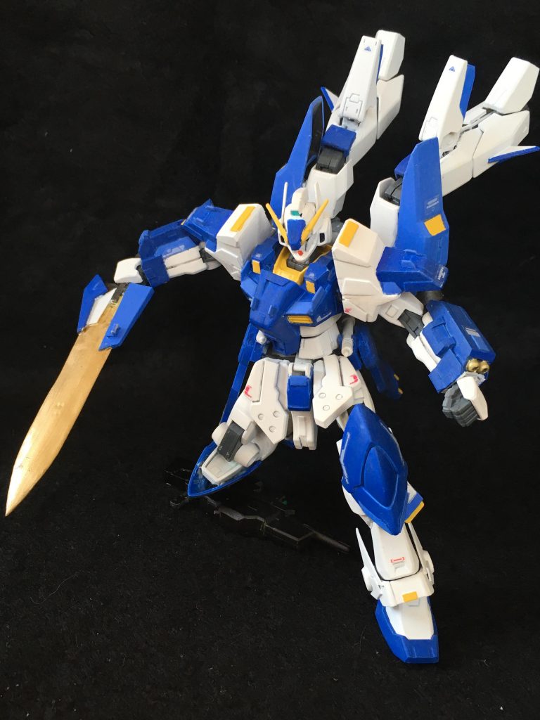 武装は主兵装のライフルとブレード、予備近接兵装のビームサーベルと牽制弾幕用の左腕部機関砲。デッドウェポンを生まないようシンプルな武装構成としました。