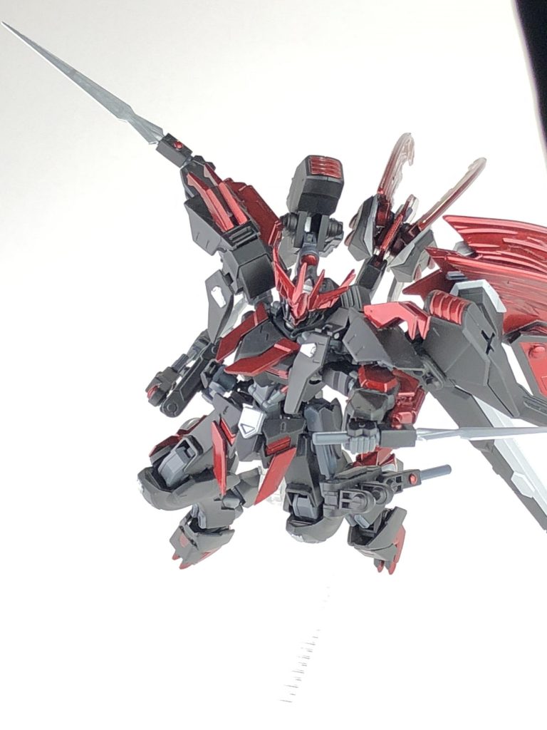 ヴィントドルヒ・シルバ。腰に3つ付けていて、原点である流体金属の割合を変更して、銀の成分を多くすることで流動性は下がるが好きな形に、形状を変化させることが可能です。