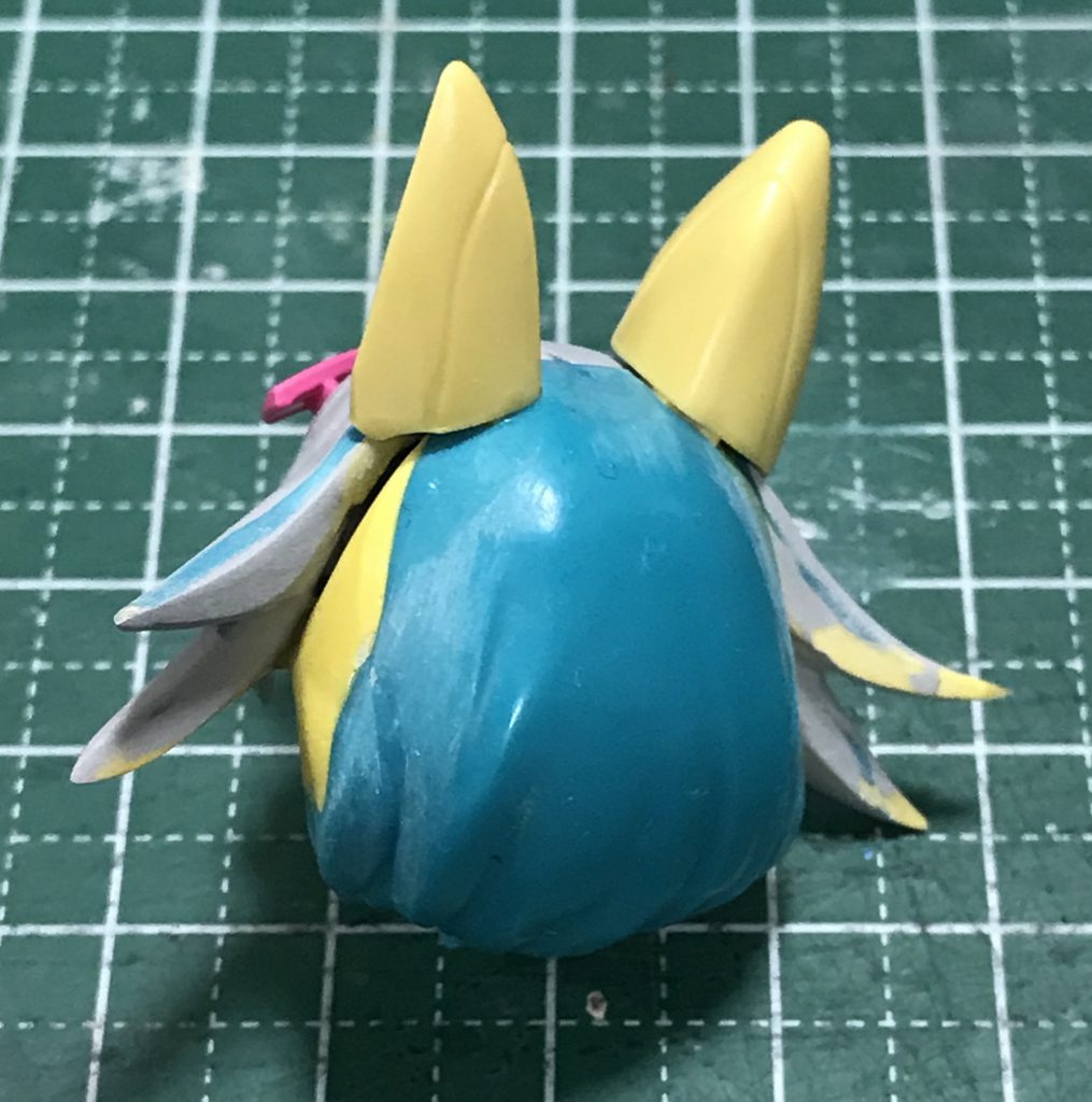 隙間はパテで埋めます。ついでに毛先をパテで延長しますが、この後作業中に10回以上折る羽目に…