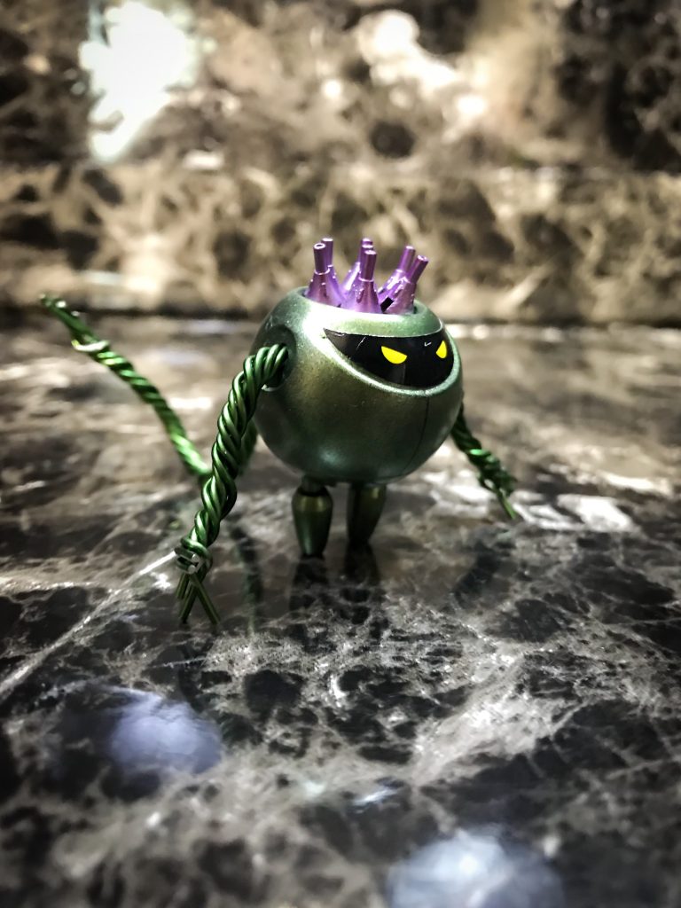 幼体［シードカプル］

せっかくなので生き物として幼体も用意してみました。
普通のプチカプルではあまりにも貧弱だったので、お手軽改良しています。

頭部にある七機のファンネルを飛ばして行う遠距離攻撃の他に、腕や背中にある触手（未発達のイメージなので毒はなし）でそれなりに戦闘力はあるんじゃないかなって…思ったり思わなかったり。