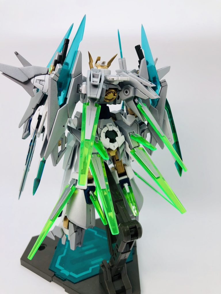 胸部のAGEシステムはオミットし、ビーム砲を装備しています。
GN粒子を運用するため腰部と腕関節にはGNコンデンサを装備、背中のメインスラスターもGNバーニアになっています。