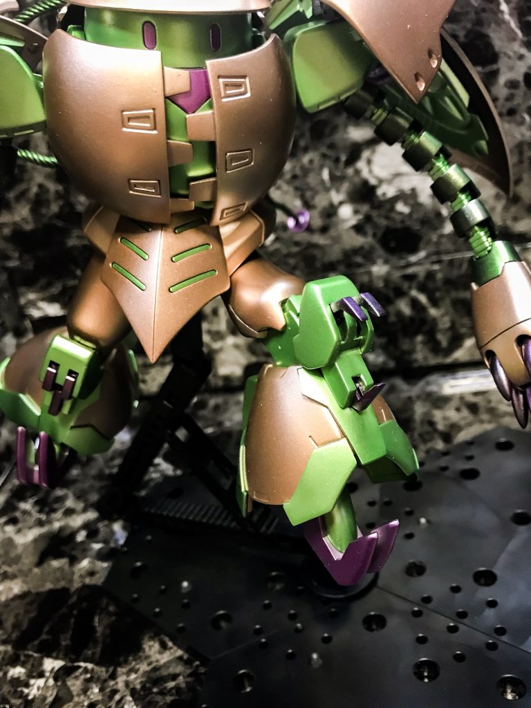 武装［ヴェノムクロー膝/足］


手の爪と同じく神経毒をイメージした装備
膝にある方はリーチが短いので、腕や後ろの触手で相手を捉えた後に膝蹴りのように使う事を想定しています。