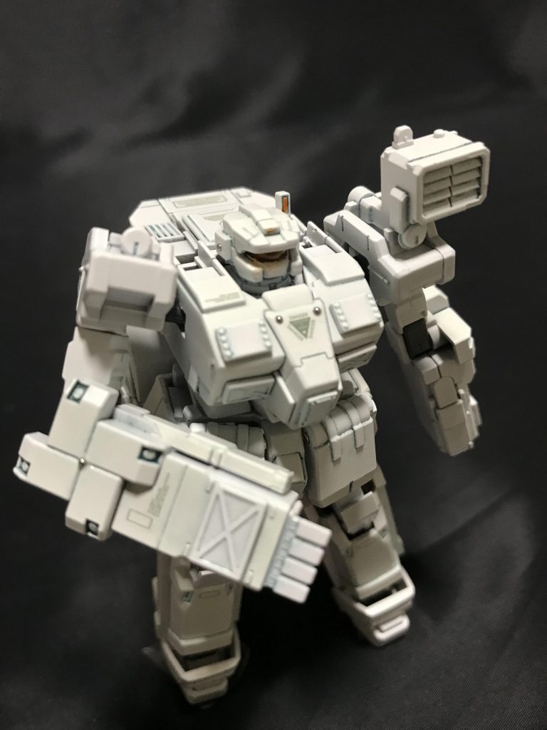 薄い青緑色でスミイレをしてるのですが写真では上手く見えないのが残念です。
各所にメタルボール等を配置してます。
この一体は戦闘向けとして装甲を多少追加してます。