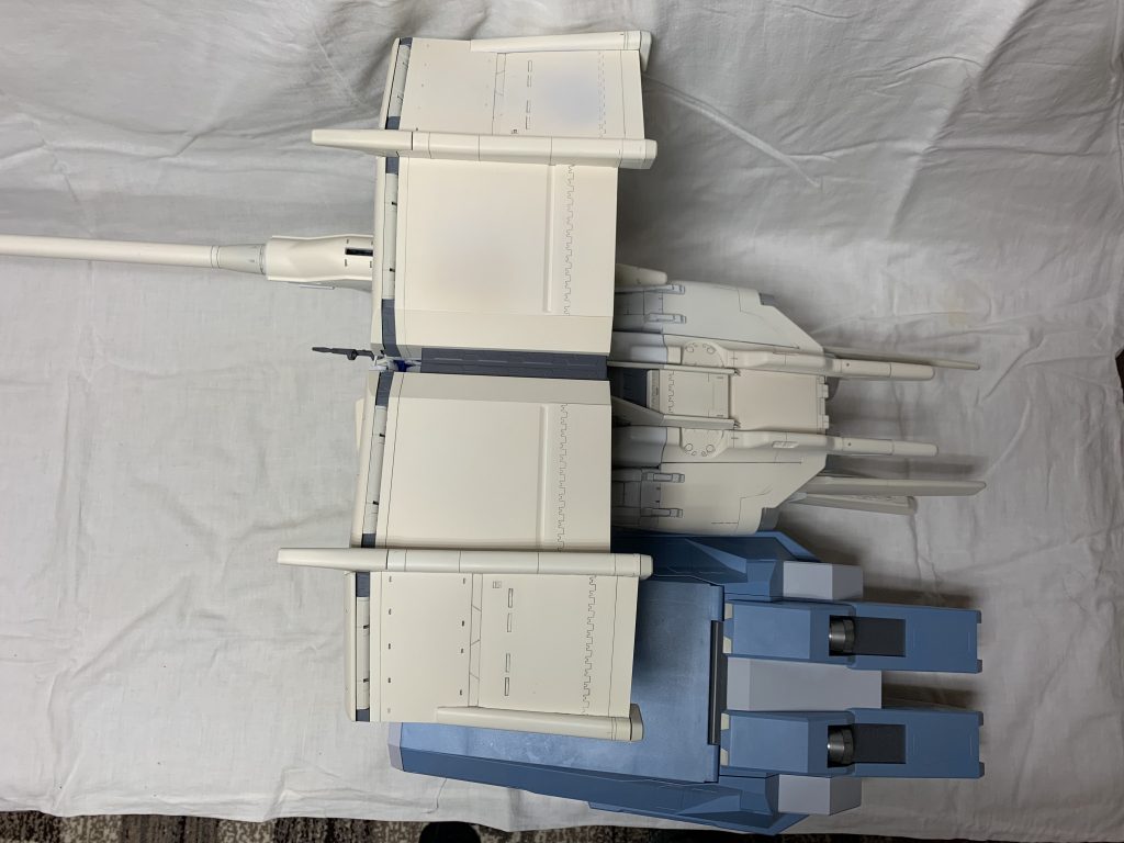 やはり何と言ってもデカい！
飾り台として以前買ったプトレマイオスコンテナと比較するとこんな感じです
メガビーム砲がまた長い！(全長の約半分近くなので余計ですが)
Gジェネで搭載して移動させてた覚えがありますが係留してくしかないので
逆にスペース空いてるのでは？
私のGNアームズやミーティアは現在鑑賞に堪える状態でないのでまたの機会に
近く出るナラティブA装備が出来たら更新したいと思います