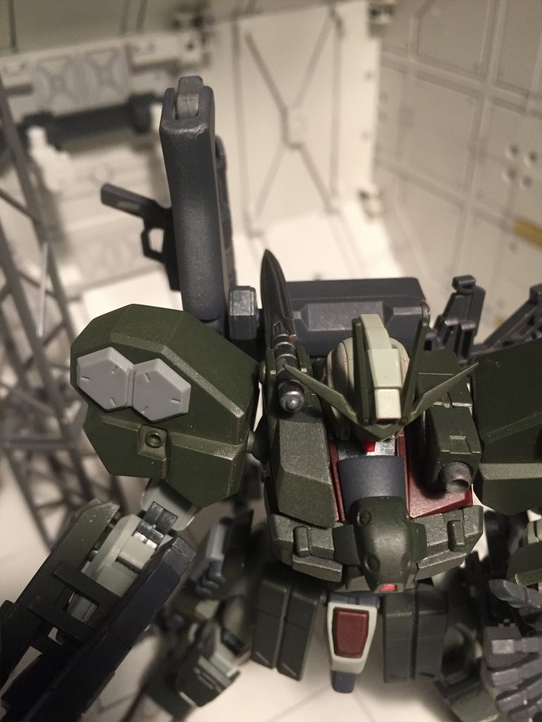 基本的にはビルドバーニングガンダムをベースに、ジムスナイパーK9とジェスタキャノンのパーツを組み込んだものになっています。
フルアーマーガンダム~セミアーマードガンダムのイメージなので、仕上げはオールドスタイルで(でもデカールは手元になかったという理由で貼ってない)。今こうやって見るとラインデカールやナンバーが欲しいですね。
大掛かりにプラ板やパテを使わないお手軽製作というコンセプトで始めたはずが、結果的にかえってめんどくさくなったという思い出。