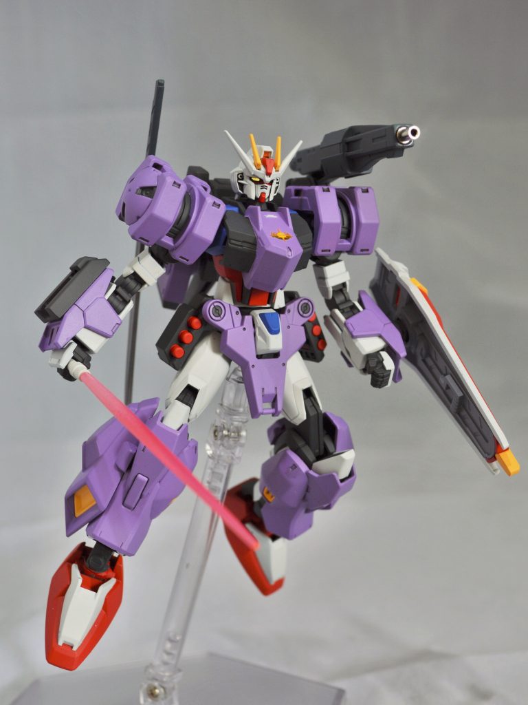 右前腕部にビームサーベルを装備