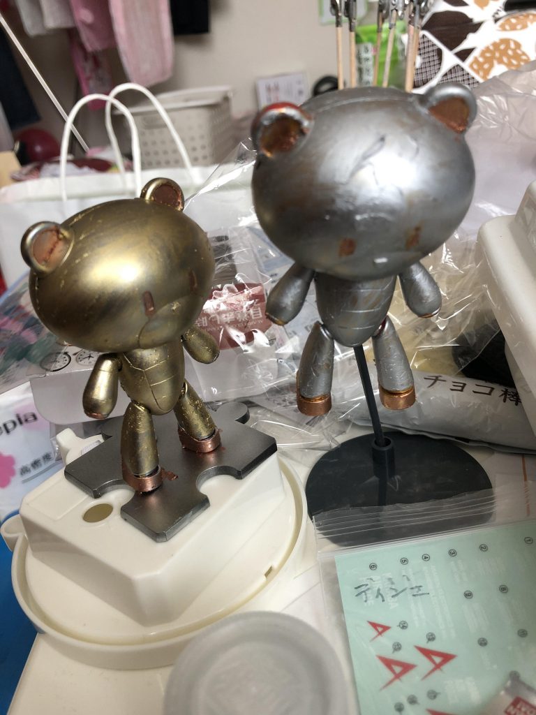 ギルディングワックスを塗っただけの状態のプチッガイさん。手足の先端部分の白いところのみコッパーで塗ってます。