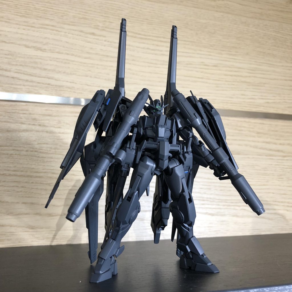 メカサフヘヴィーをとりあえず吹いた状態。
メッキがキラキラで塗装のイメージがしにくかったのでサフを吹きました。