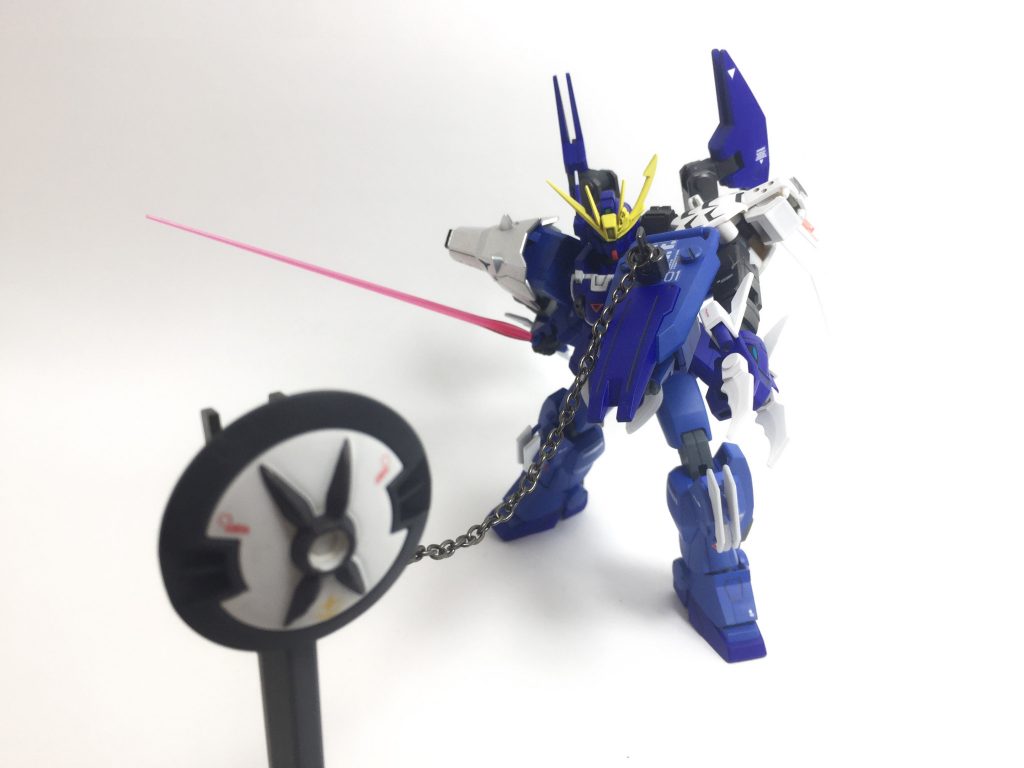 ◆ディスカーマーシールド◆
ブルーディスティニーの陸戦型シールドにジーエンアルトロンのシールドを取り付けて防御力アップ。
ジーエンアルトロンの今までのように遠投武器として使えるほか、内部にチェーンを取り付けて鎖鎌のように攻撃も可能に!