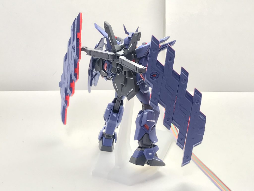 背面。原型機やガンダムMk-Ⅱ4号機から転用できた予備パーツの数は極めて少なく、新造された部分を除けば中身のほとんどはジム・クゥエルに近いものとなっている……という設定。