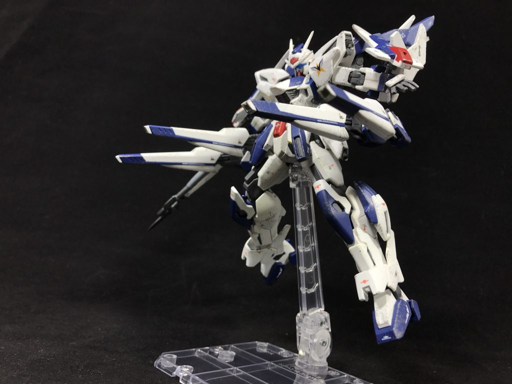 ## [ツインV.S.B.R]
ウェントゥス・レーニスの腰部に装備された4基の可変速ビームライフル。

F91に装備されていたものと同型であるが、単純に1対増えたことで、同時発射時の最大威力が飛躍的に向上している。

また、本機のV.S.B.Rは、背部ユニットの大型化に対するカウンターとしての役割もあり、スタビライザーのように機能させることで機体の重心バランスの破綻を防いでいる。