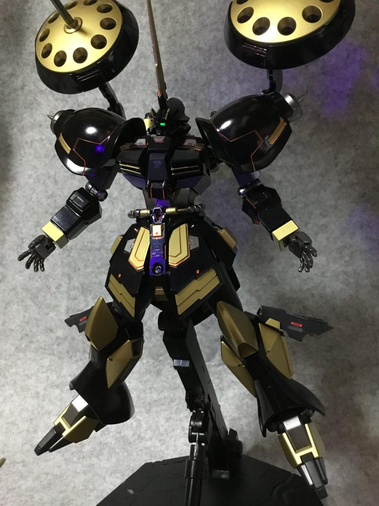 フル稼働状態。
装甲の隙間から赤く光りが漏れる。
単にオーバーヒート間近。