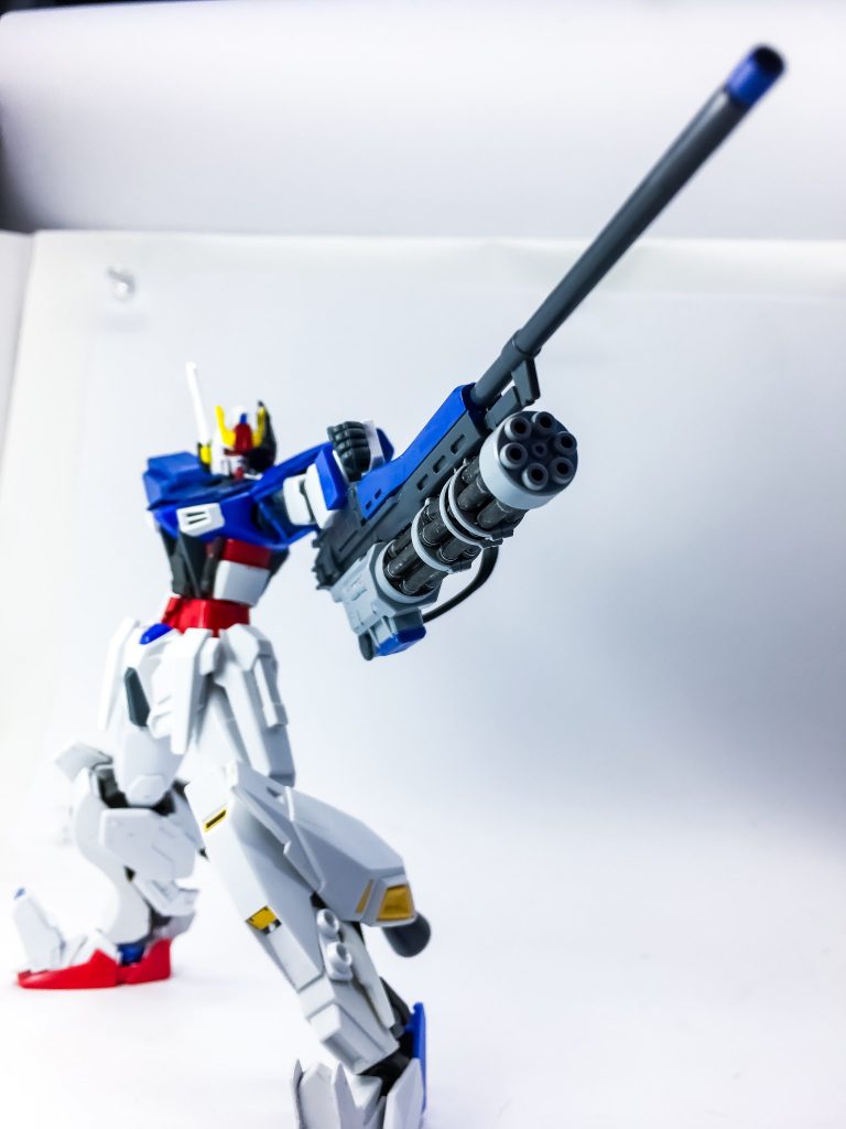 一撃が強力なスナイパーライフルと、広範囲の弾幕で相手を一網打尽にするガトリングの2種を切り替えて使用出来る!
尚、腰を落として両手で支えないと反動で後ろに吹っ飛びかねない!