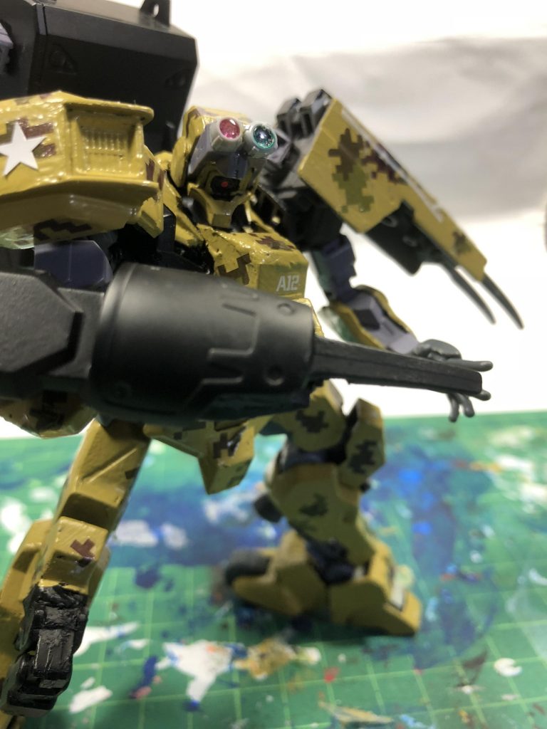 近接戦になったらバイザーを上げクロウシールドとガントレットで戦います