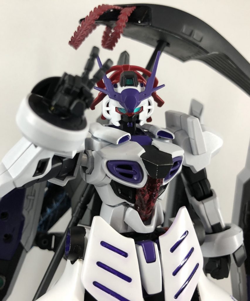 女の子っぽくしたかったのでピースの手を使ったりしました。