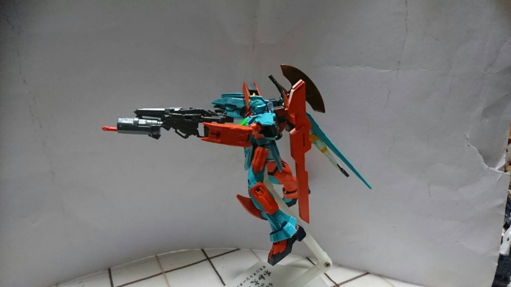 武装1:スパイクマグナム
バンシィのマグナムを改造した物で、トゲがついていて遠近両用の武器となっている。