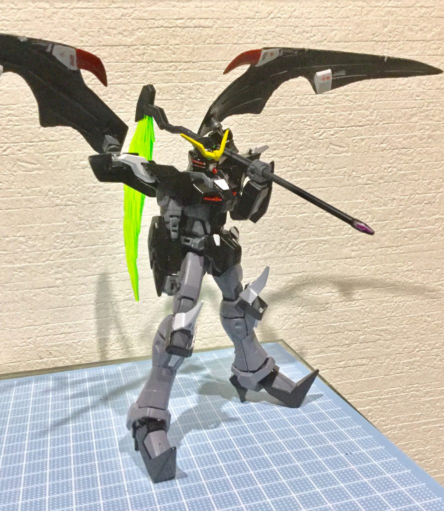 銃弾やビーム砲など無効に出来き、またトリッキーな攻撃を可能とするブレイクデカールに対抗できる様に余計な装備を外し機動性重視に仕上げた。