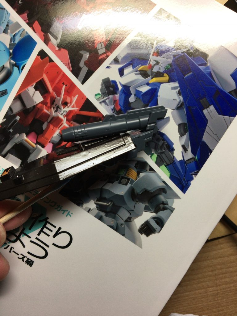 オリジナル武器のシールドキャノンです
フルアーマーガンダムの二連ビームライフル、グフ・カスタムのガトリングシールドからヒント得てビルダーズパーツのキャノンとシールドで製作してみました