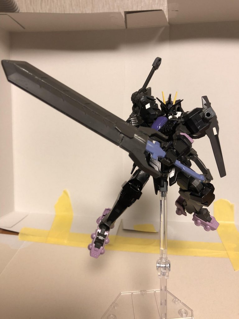 メイン武装のガンマナノラミネートバスターソード。コンセプトはサタンのと同じだけどこちらはただの大剣として質量で叩き斬ったり盾みたいにして銃弾を弾いたりも可。また、中にガンマナノラミネートブレードが内蔵されており意表を突いたり小回りが利く