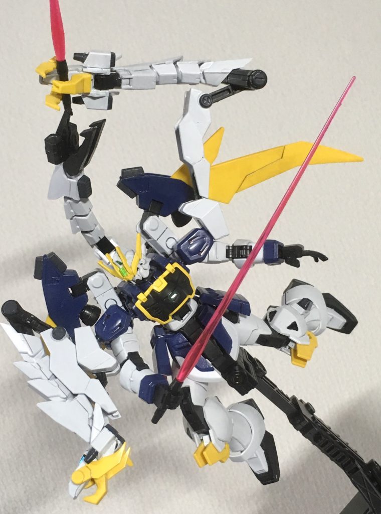 背部ツインビームキャノンは差し込んでるだけなので取り外して単体でビームサーベルとしても使えます。
GP03のフォールディングアームみたくドラゴンハングで手元に取り寄せたり、直に咥えさせたりと使い勝手は良さそう。