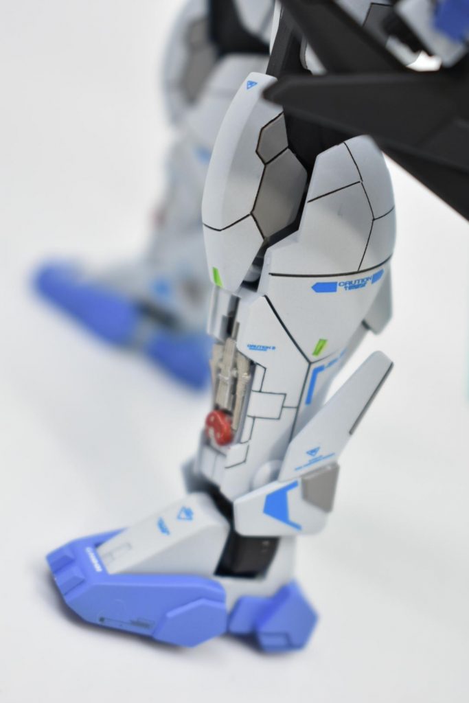 脚部
スネの部分はダブルオースカイのまんまだとスカイレガースが特徴ありすぎたためプラ板で塞ぎ、ディテールになるパーツを貼り合わせました。爪先もプラ板で爪を追加し、それとなく形状を変えてます。