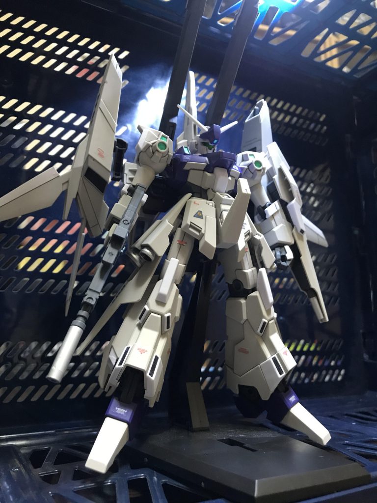 頭をちょいといじってます。
ジェガンのデコにV字アンテナを設置✨