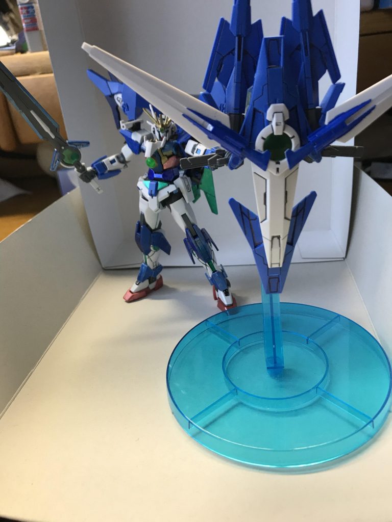 そして肩のダイバービクトリーシールドはファンネルとして運用可能で小型のビームファンネルも搭載してます、そしてその盾とダイバーソードが合体することが可能で、こうすることで巨大ビームが打てたり、巨大な剣にもなるようにしました(リクの必殺技は大体巨大な剣を作ってたのでそんな感じの設定にしました)