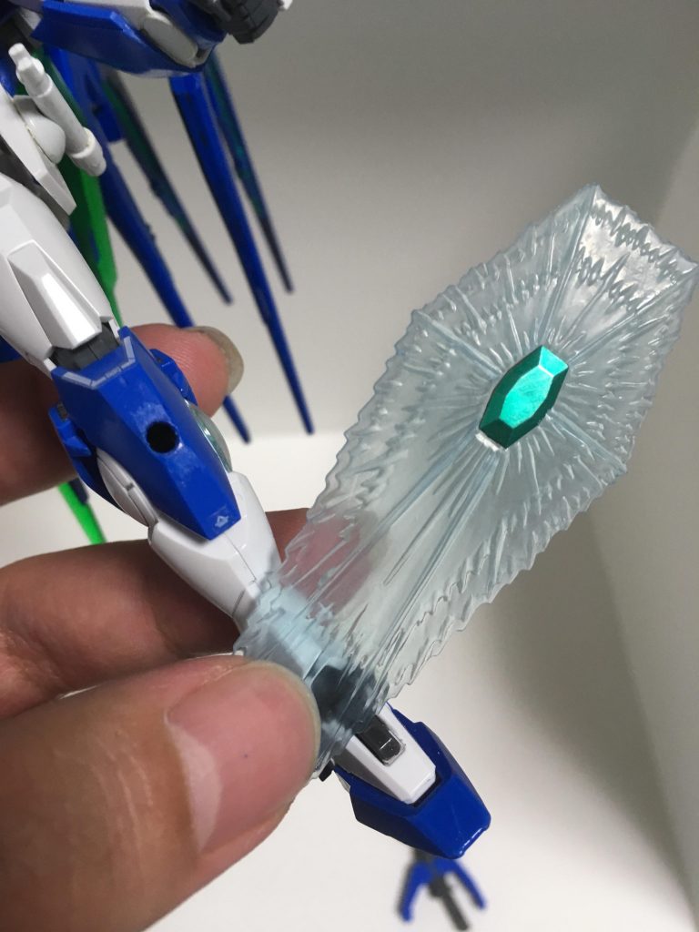 次に脚部のビームシールドについて、ダブルオークアンタの膝パーツに穴を空けて、HG(HGCEじゃない方)のストライクフリーダムのビームシールドの発生器を付けています。
クリアパーツのビームシールドについてはそのままだと穴を空けた膝パーツに入らないので、発生器を挿す部分を少し削りました。