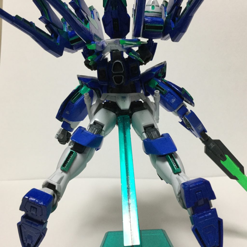 続いて背部のパーツ構成としては、ダブルオーシアクアンタのGNバインダーと内臓されているGNドライブを、クアンタムバースト時のように胴体部のGNドライブと常時連結できるように、パテを使ってパックパックとして固定しています。
さらにHGのストライクフリーダムのスラスターに、GNフェザードライブを付ける為の2つにカットしたダブルオーのパックパックも付け加えています。