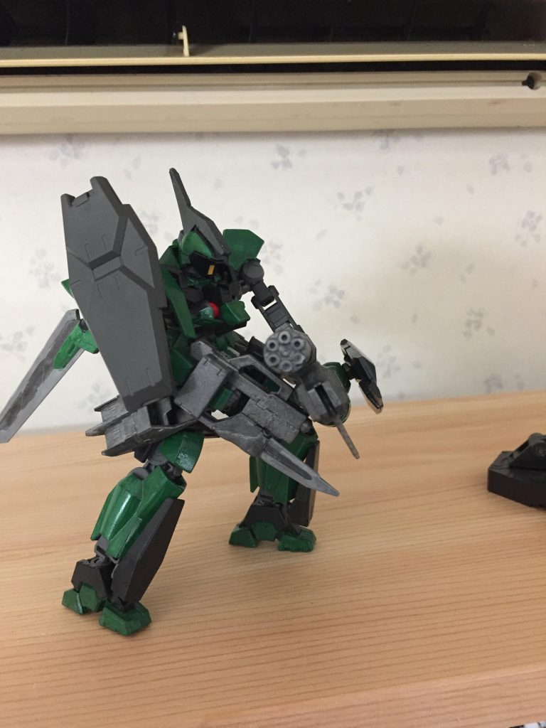 敵をひき肉にしてやるぜ!
この大きさのガトリングを喰らえばナノラミネートだって一瞬でハゲるぜきっと!腕部まるごと換装で補助アームもあるから意外に精度が良い。