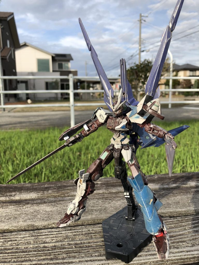 名はガンダムスィアーと読む。GNソード、GNショート・ロングブレイド、GNビームサーベル、ノーネイムユニットを装備する。機動力を生かした近接戦闘を得意とし、X-コネクトとトランザムを同時に発動させる「XX-TRANS-AM」は圧倒的な加速を誇る。