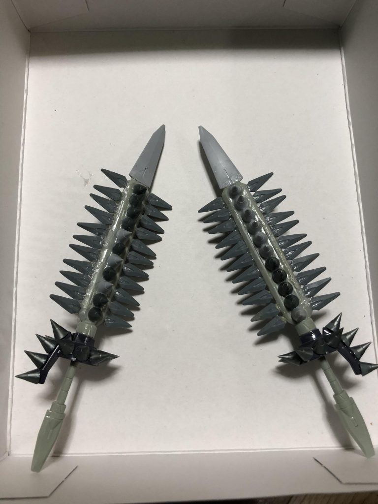 メインを何にするか、ギザギザをどうするかと悩んだ結果、獅電パルチザンをベースに色々つけることに。側面のクナイ刃が接着大変でした。