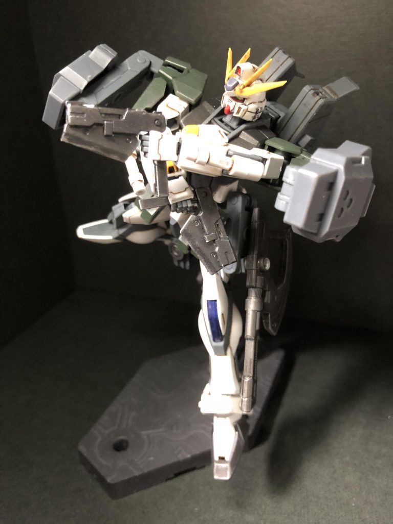 試作型アックスビームピストル!
サブ武装!ストライクノワールといえばのビームライフルショーティーのプロトタイプ!
実剣であるアックスがあまり実用的ではないという試験結果から、アックス部分を無くすことでビームライフルショーティーのエネルギー容量が向上。出力が増し、弾切れしにくくなった。