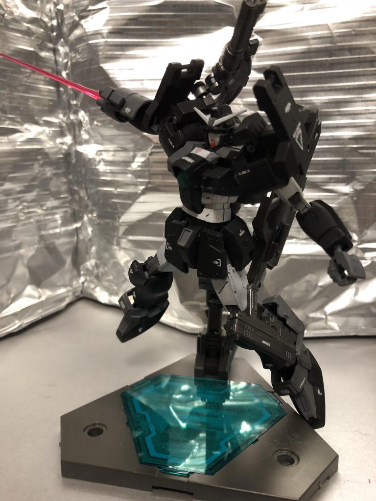 破損した右手はガントレットと一体化したギミックアームガトリングとなっており、中央からはビームサーベルが発振できる。これはダ・ヴィンチ時にはなかったインナーアームガトリングの再現である。
ビームガトリングとビームサーベルにより距離を選ばない戦いができるようになったが、右手は固定武装のため汎用性には欠ける。