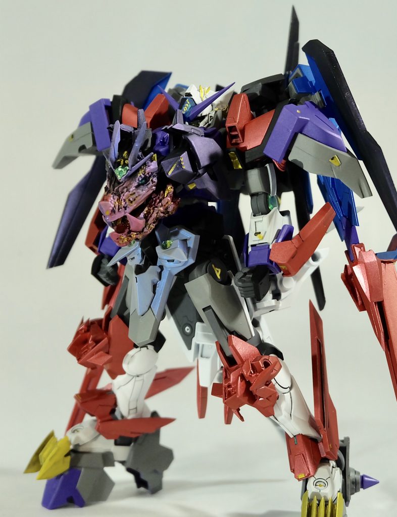 最も目を引くのは機体の胸部に設置されたドラゴンヘッドである。
単なる飾りではなく、本機最大の兵器が内蔵されている。