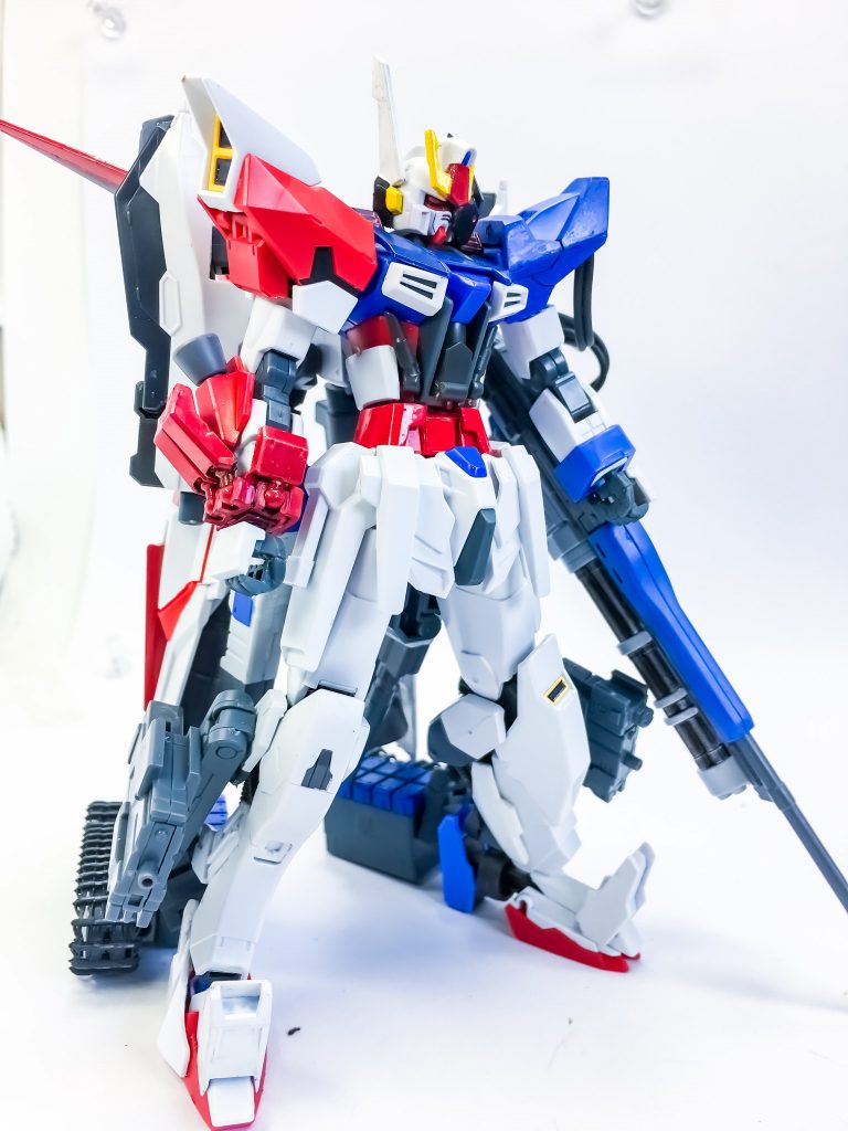 地上戦では重量でまともに歩けないので、履帯とバーニアで強引に進む!