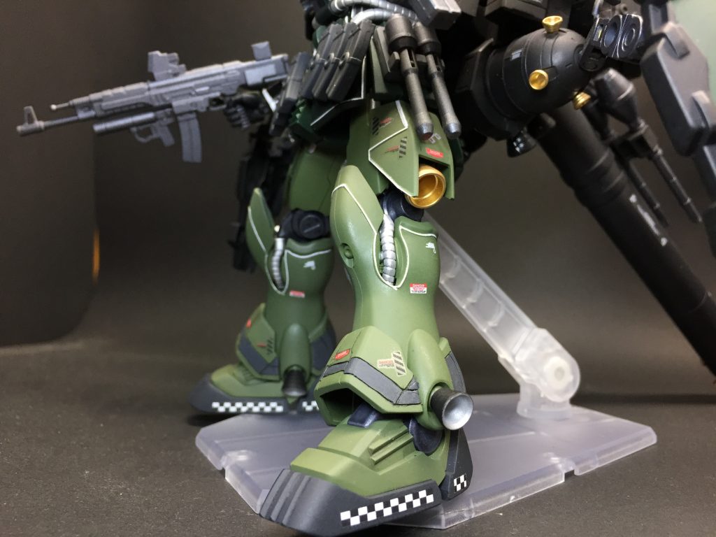 ボムをサイドアーマーに取り付け、バーニアパーツはゴールドやシルバーで塗装
足回りは特にサンダーボルトを意識しています。