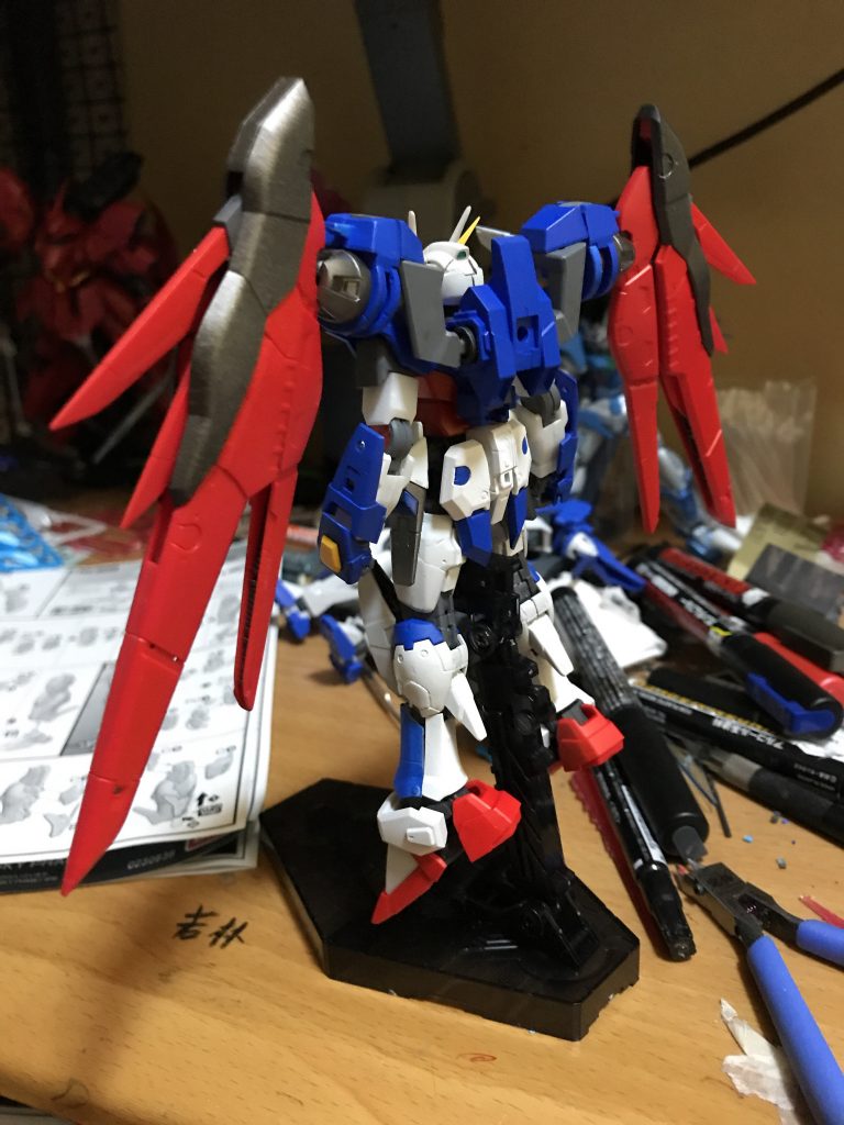 背面はどうするか迷いました。元々ウイングが付いていた場所にはもう何もないので、後ろに伸びちゃうかな・・・と思ったんですがくっつけたらただボリュームが出ていい感じに。