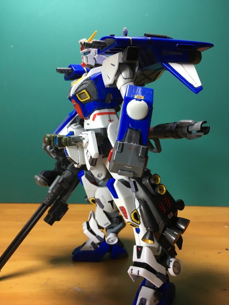 　オリジナルで「A・D・Sアナザーコンバインド」を考案。背面と両腕はAのミノフスキークラフトとプロペラントタンク、ビームバズーカ、脛はDのブースター、腰にビームライフルとマガジン、Sの照準機を装備。手持ちにガトリングガンです。機動性重視のセッティングにしています。