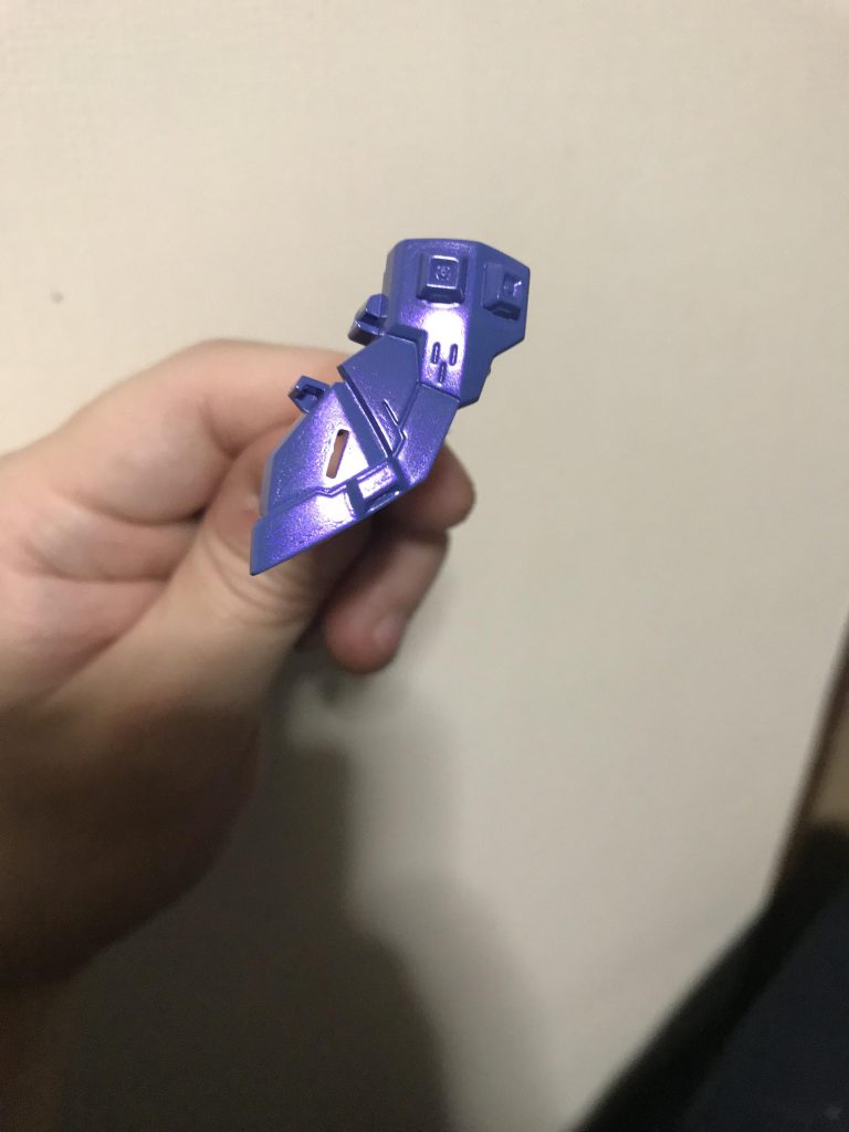 調色した青を塗装した上に、アメジストパープルを軽く吹き付けています。